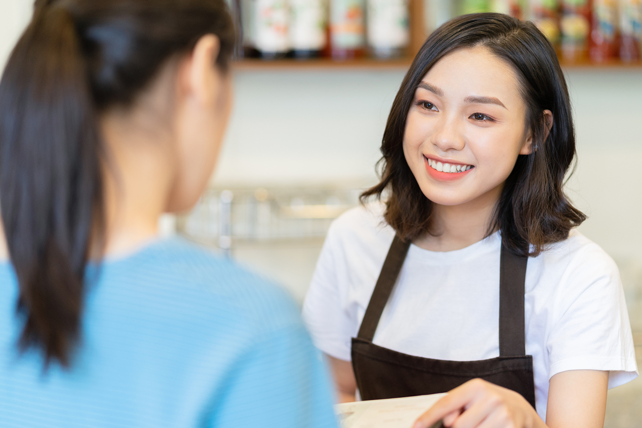 コーヒーショップ、ウエイター