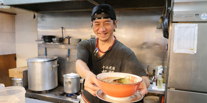 豚骨ラーメン哲麺のオーナーへのインタビュー風景